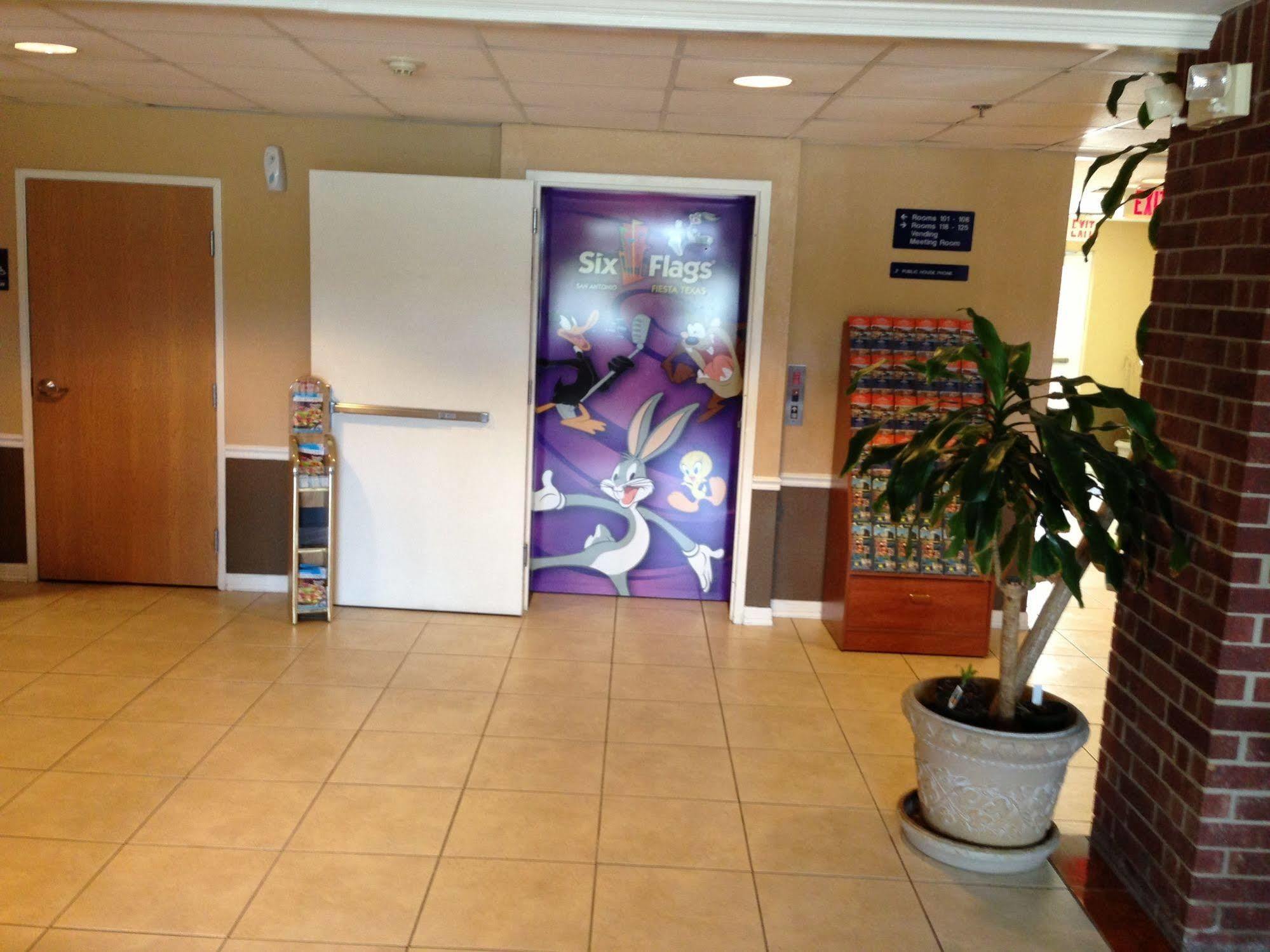 Super 8 By Wyndham San Antonio Downtown Ne Hotel Bagian luar foto