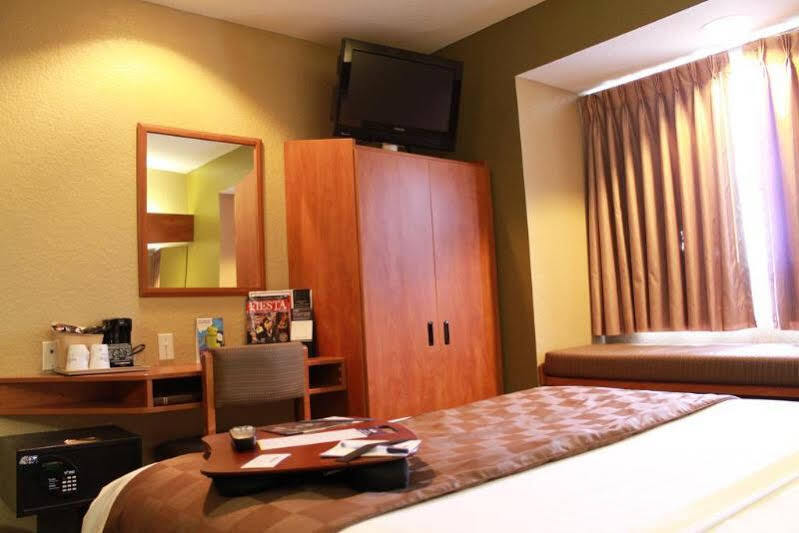 Super 8 By Wyndham San Antonio Downtown Ne Hotel Bagian luar foto